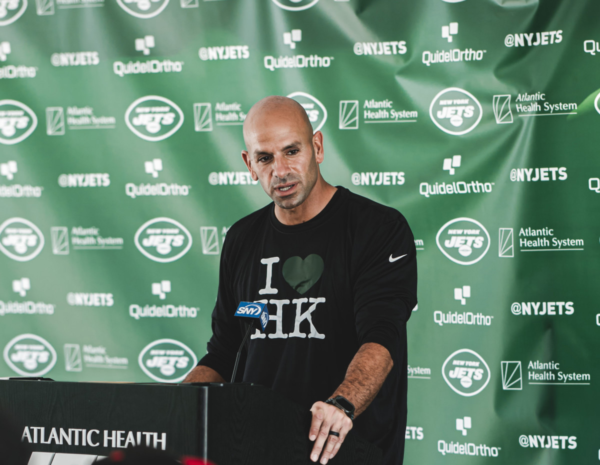Jets' HC Robert Saleh with "I💚HK" tee-shirt